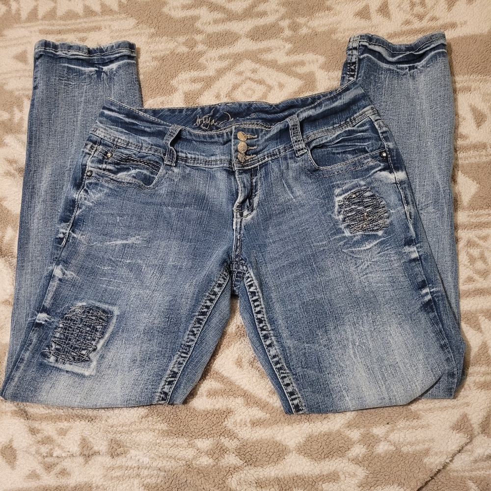 Ariya Distressed Light Blue Jeans Size 9 / 10